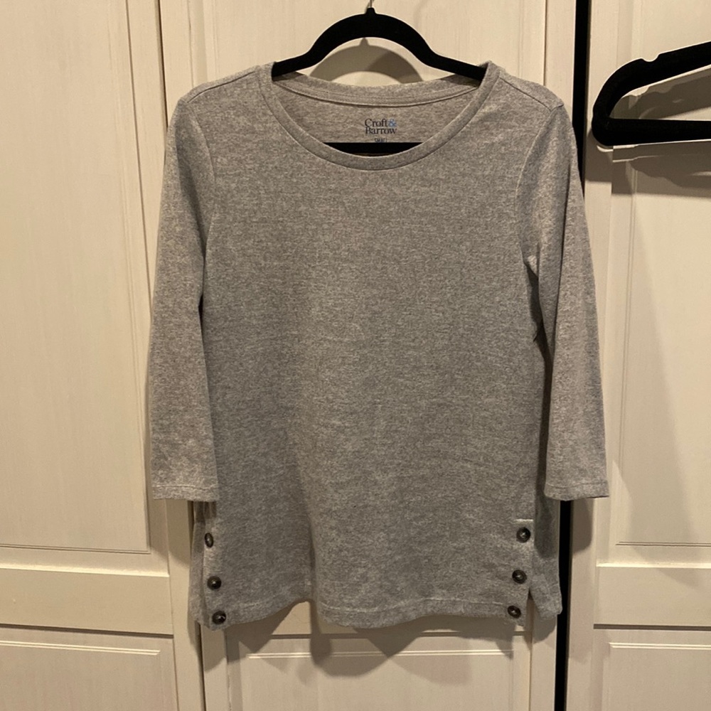 Small 3/4 sleeve sweater with buttons